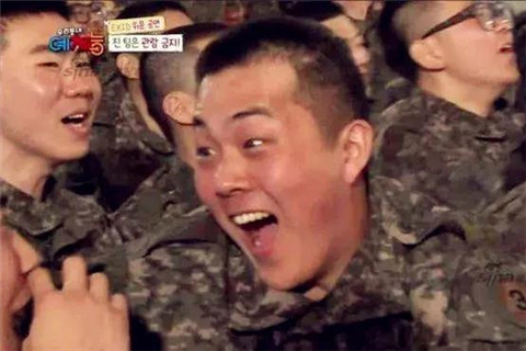 当性感女团遇到韩国士兵，少不了一场原始大狂欢9